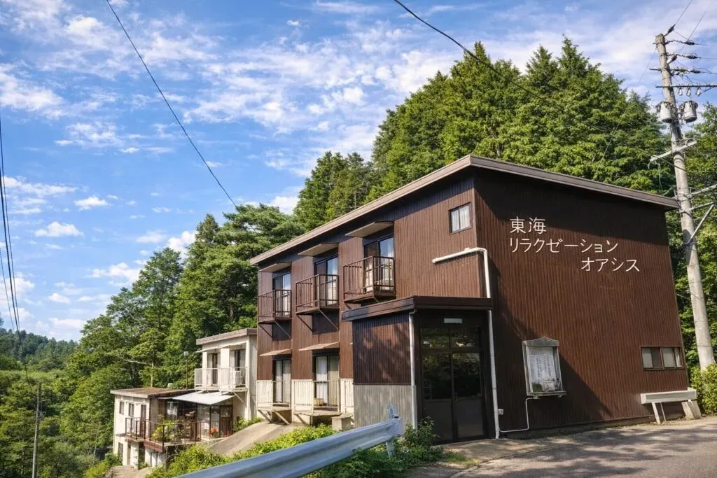 Oashisu Relaxation — The center is situated in a relaxed mountain retreat, enveloped by a peaceful cedar forest in the Tokai region of Japan. This location offers clean air, profound quiet, and a complete absence of distractions, creating an ideal environment for fasting and personal reset.