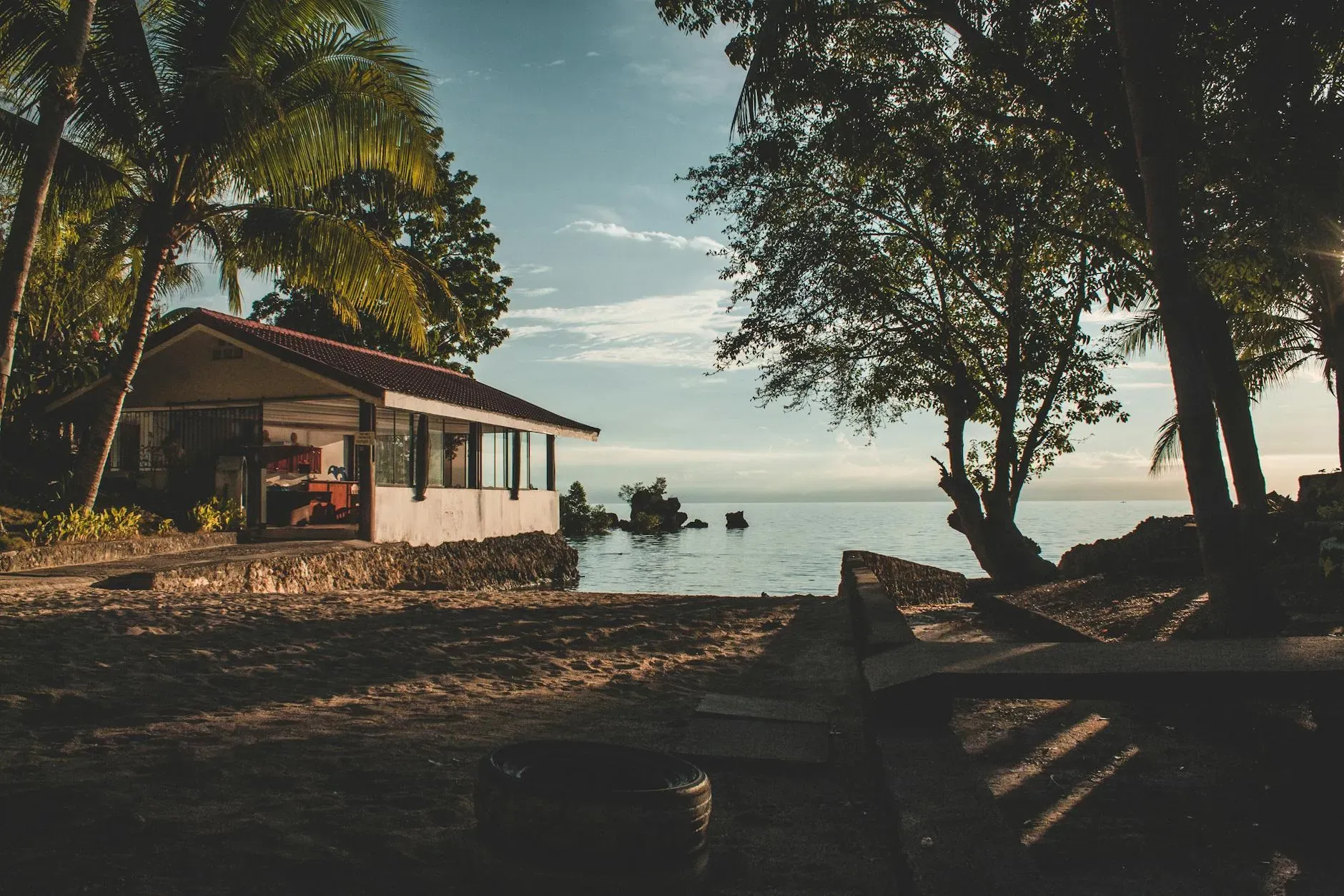 OM Island Retreats — Located on the picturesque Isla Ometepe, OM Island Retreats is set amidst the natural beauty of Playa Samaria, Esquipulas. The island setting provides a tranquil and inspiring environment, well suited to both relaxation and exploration. Guests can expect a serene atmosphere with ample opportunities to connect with the surrounding landscape.