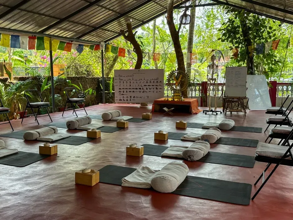 Om Unity Mediation — Varkala, a lively coastal town in Kerala, India, provides a scenic backdrop for Om Unity Meditation. The center is situated in Kurakkanni, North Cliff, offering a blend of tranquil retreat space within reach of the town's vibrant energy.