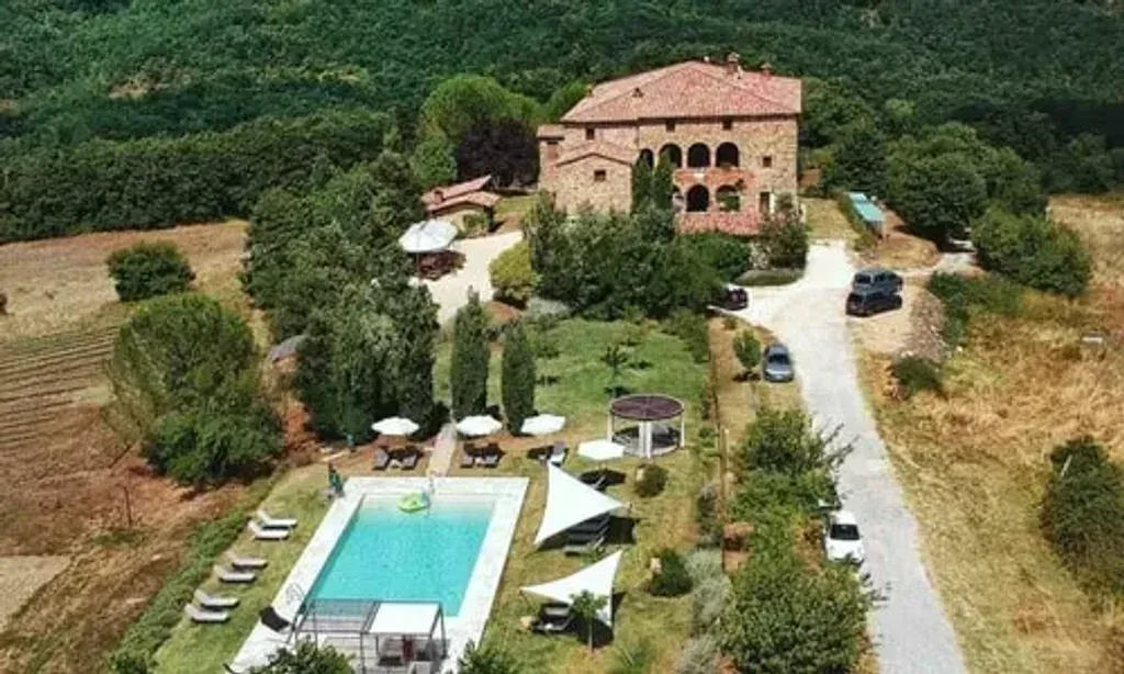 OM Yoga Stuttgart — Locanda Cugnanello, an 800-year-old estate, is situated amidst the wild and untouched Tuscan hills. The property boasts a lush, manicured garden, surrounded by fragrant lavender fields, creating a serene and picturesque environment.