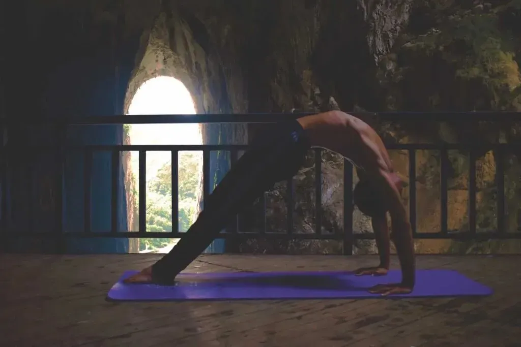 Omkar Aham Yoga Mandiram — set in the tranquil Jonk village of Swargashram, Rishikesh, Omkar Aham Yoga Mandiram provides a peaceful setting for yoga enthusiasts. The center is conveniently located near the historic Ram Jhula and the sacred Bhoot Nath Temple, offering a blend of spiritual ambiance and natural beauty.