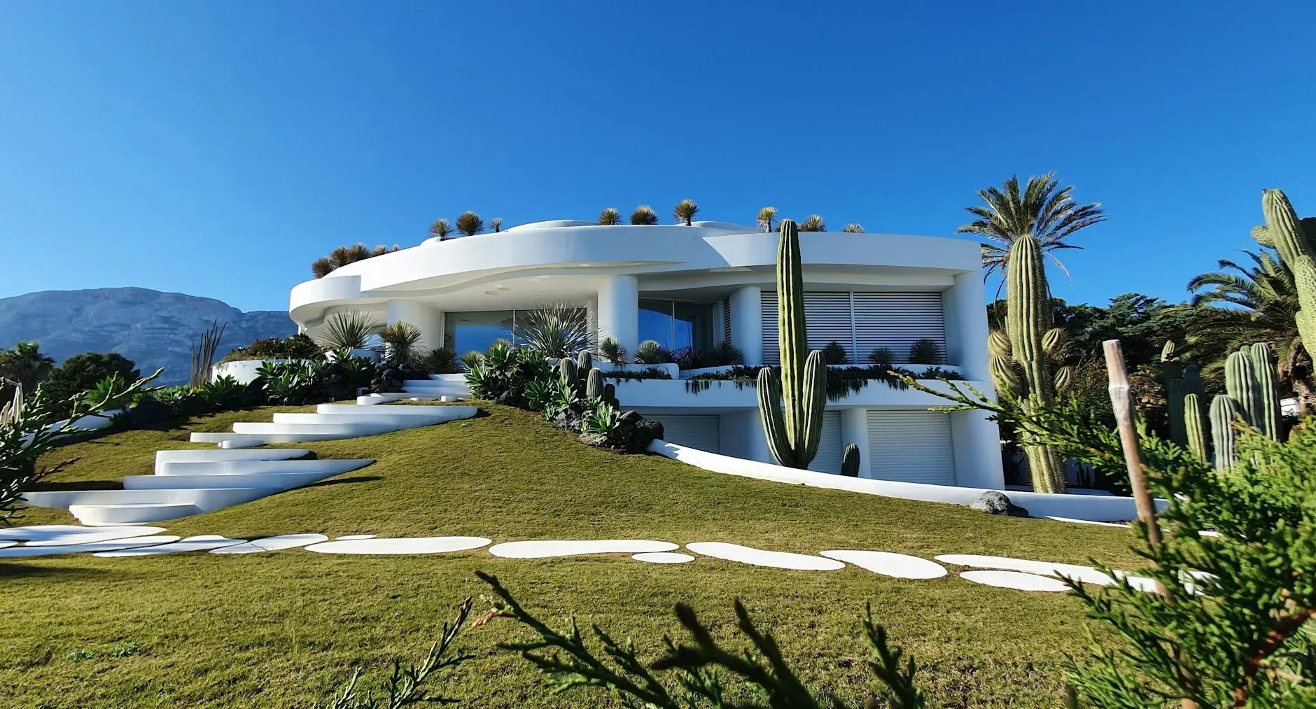 OMMIJ — The retreat is situated in the sun-kissed Alicante province, near the town of Denia. The venue boasts a generous 10,000 m2 plot of land, providing a large relaxation area and extensive outdoor space for activities. This setting offers a warm, inviting atmosphere, ideal for introspection and connection with nature.
