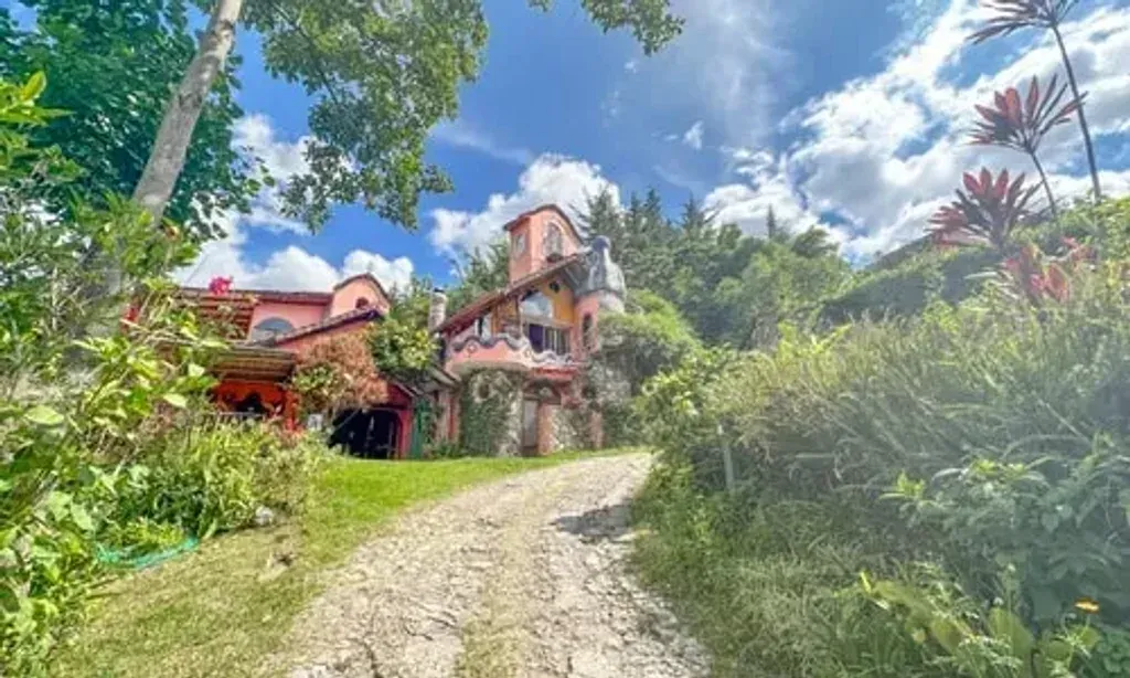 Onyx Retreats — set in Vilcabamba, a region in southern Ecuador known for its tranquil environment and natural beauty, Onyx Retreats provides a peaceful backdrop for introspection and healing. The area's mild climate and lush surroundings contribute to an atmosphere conducive to deep personal work and connection with nature.