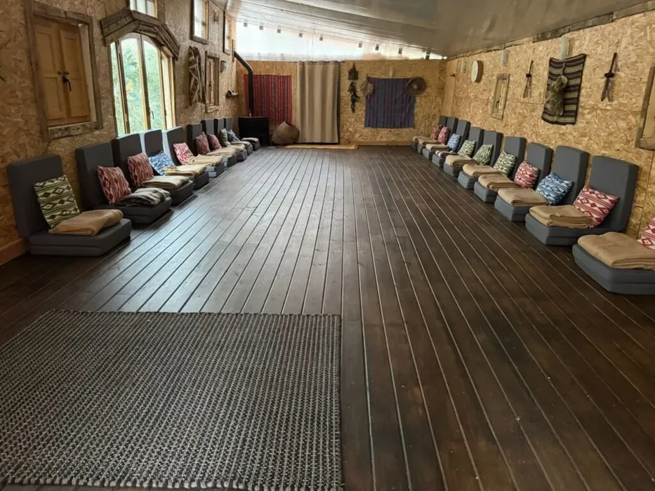 Pachamama Shamanic Healing — set in the tranquil rural area of Sencelles, the center provides a peaceful escape from daily life. The surrounding natural environment fosters a deep connection to the Earth, creating an ideal atmosphere for introspection and healing practices.