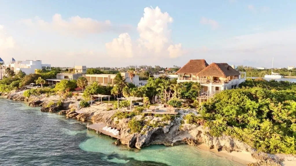 Paulina Zamudio — The retreat unfolds at Casa Coco, a private oceanfront villa on Isla Mujeres, Mexico. Guests are enveloped by turquoise waters, gentle sea breezes, and vibrant tropical scenery, creating a peaceful and refined atmosphere. The venue combines boutique luxury with a relaxed island elegance, featuring open-air common spaces and direct access to the sea.