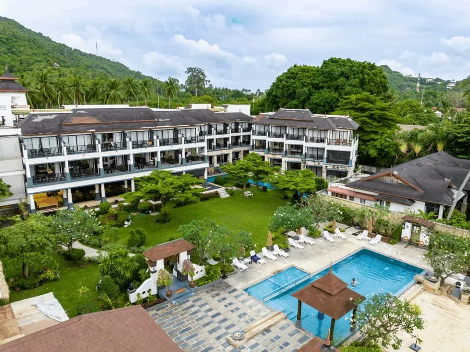 Peter Levich — Situated directly on the picturesque Lamai Beach in Koh Samui, the center offers a serene coastal environment. Guests can enjoy the fusion of nature and tranquility, with the beach sunlight enhancing the peaceful atmosphere. The surroundings are designed to promote a sense of calm and well-being.