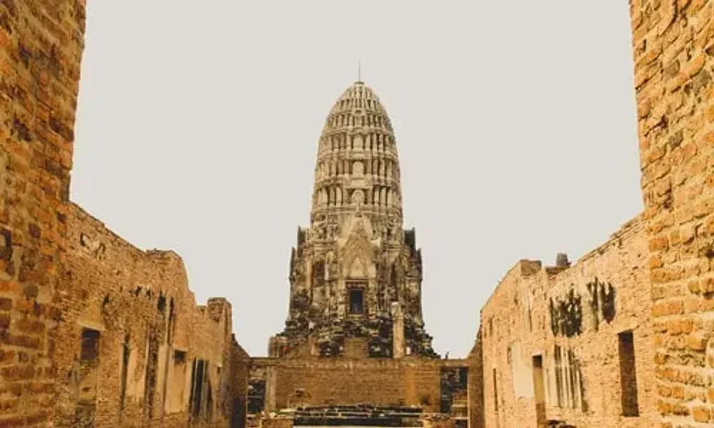 Phutaya Wellness — The retreat is set within the historical landscape of Ayutthaya, surrounded by peaceful rice fields, tranquil lotus ponds, and glimpses of heritage temples. This natural and cultural backdrop creates an atmosphere of calm reflection and deep connection to the local environment.