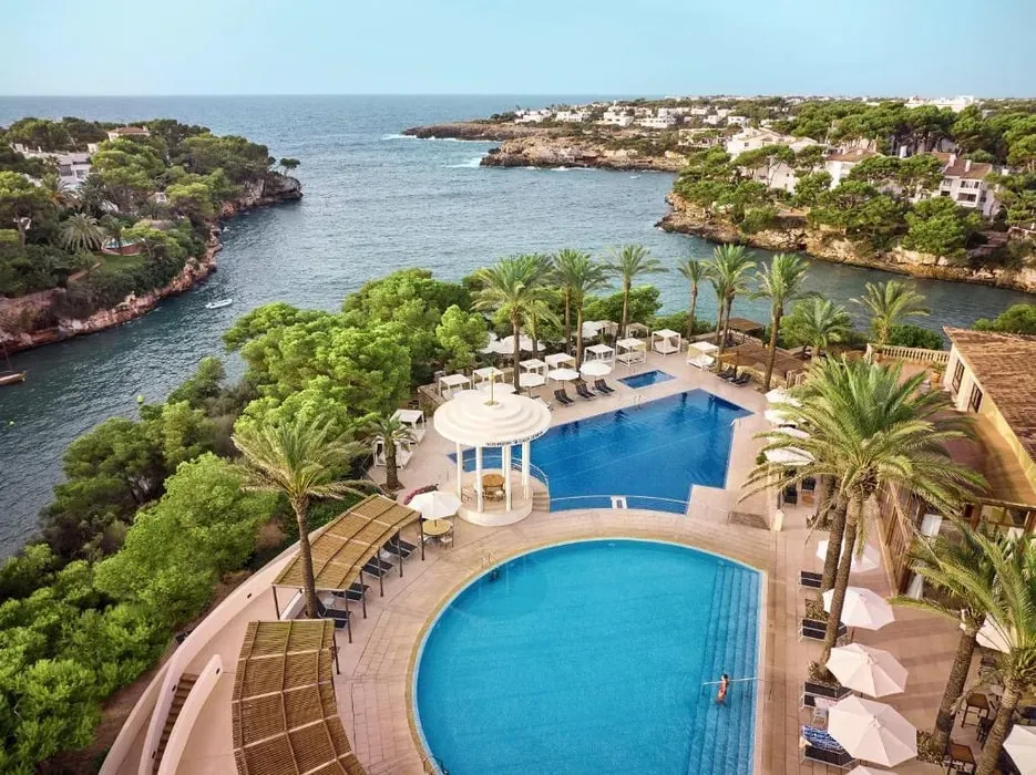 PIA MILANI — Situated in Alcudia, Majorca, the center boasts a clean and spacious venue mere meters from the sea. This coastal location offers a refreshing atmosphere, well suited to combining focused learning with the natural beauty of the island.