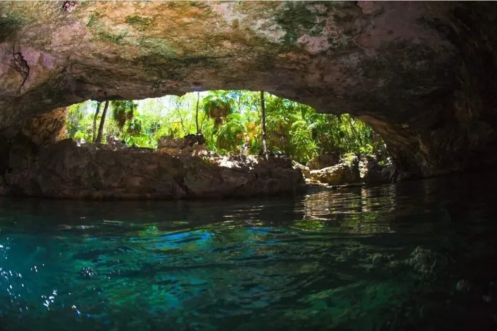 Prairie Girl Mountain Soul — Located in Balam-ha, Akumal, the center is situated in the beautiful Quintana Roo region of Mexico. This area is known for its lush tropical environment, close to the Caribbean coast, offering a serene and vibrant natural setting conducive to relaxation and introspection.
