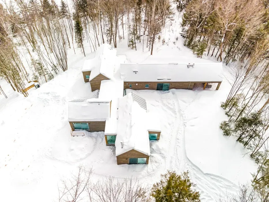 Property Valet — set within a vast 1,000-acre private estate, this retreat offers profound seclusion amidst the natural beauty of the Laurentian mountains. Guests have exclusive access to 30 km of manicured trails and two private lakes, providing an immersive experience in a tranquil, natural environment.