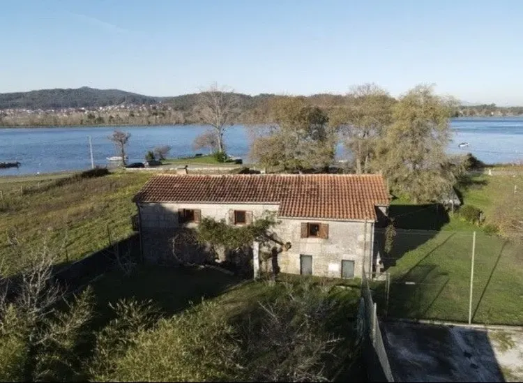 Psilocybin | Consciousness Retreat — The retreat is set in a beautiful and quiet location in Caminha, Portugal, right on the riverfront and a mere 10 minutes from the beach. This serene spot, bordering North Portugal and Spain, offers a peaceful atmosphere for reflection and relaxation, with the added bonus of a tennis court on the property for some active free time.