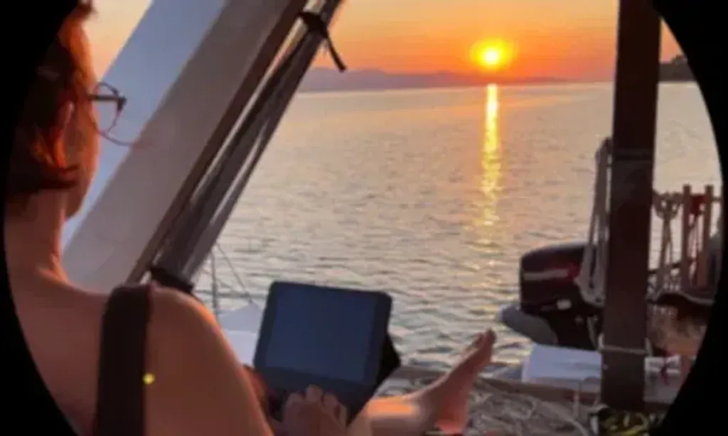 QBurg.online — This retreat takes place on a sailing catamaran, offering ever-changing views of the Italian coastline. The atmosphere is one of simple, communal living at sea, with the gentle rocking of the boat and the vastness of the ocean providing a serene backdrop for reflection.