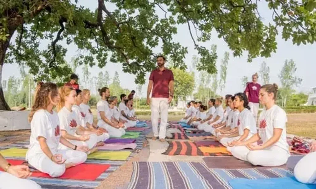 Ram Jain — The ashram is situated in a serene, distraction-free environment near Khajuraho, a location known for its historical temples. This setting provides a peaceful backdrop conducive to focused study and practice, away from the hustle and bustle.