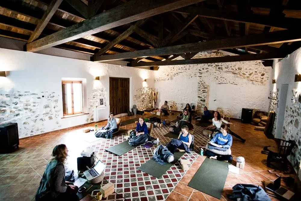Re-Set-Pause — Perched in the picturesque landscape of Periana, the center provides a peaceful and idyllic backdrop for reflection and practice. Guests can enjoy panoramic views of the valley, surrounded by the natural beauty of southern Spain.