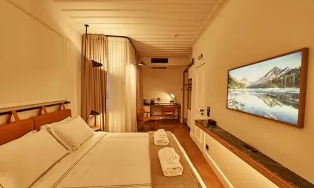 Regno di Morea Boutique Retreat Venue — Regno di Morea is set in the vibrant historic old town of Nafplio, Greece. Surrounded by charming neoclassical architecture and narrow streets, the venue offers a unique cultural atmosphere. Guests are within easy walking distance of the sea, local eateries, and significant historical sites, providing a perfect balance of peaceful retreat and urban exploration.