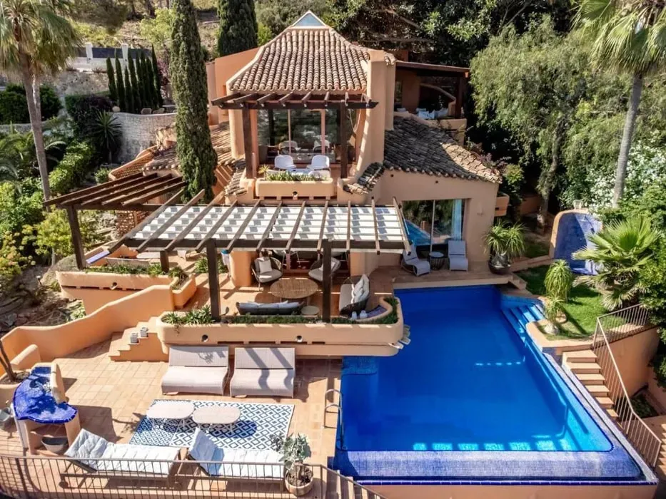 Resonance-Field — set in the peaceful Javea Costa Blanca North region of Spain, the retreat boasts a beautiful, private luxury villa. Guests can enjoy panoramic sea views from the sun-drenched pool area and terrace, with secluded corners and shaded outdoor lounges well suited to quiet reflection. The Mediterranean climate provides ample sunshine, complementing the restorative experience.