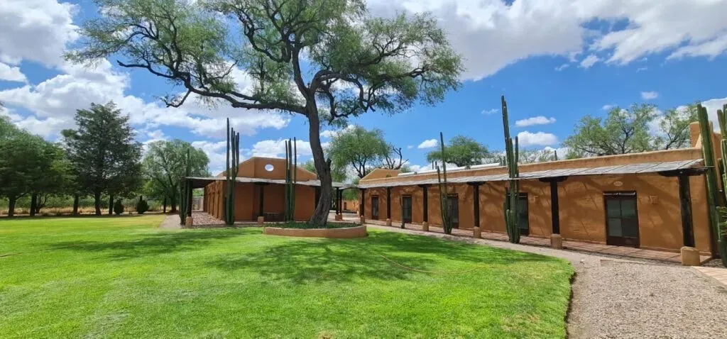 Retiro Expansión — Retiro Expansión is situated in Los Silos, a part of the vibrant and historic San Miguel de Allende, Guanajuato, Mexico. The venue features cabañas for accommodation, which are integrated with parts of the patio, creating a cozy and intimate atmosphere. The surrounding area offers a rich cultural backdrop, providing a sense of both tranquility and local charm.