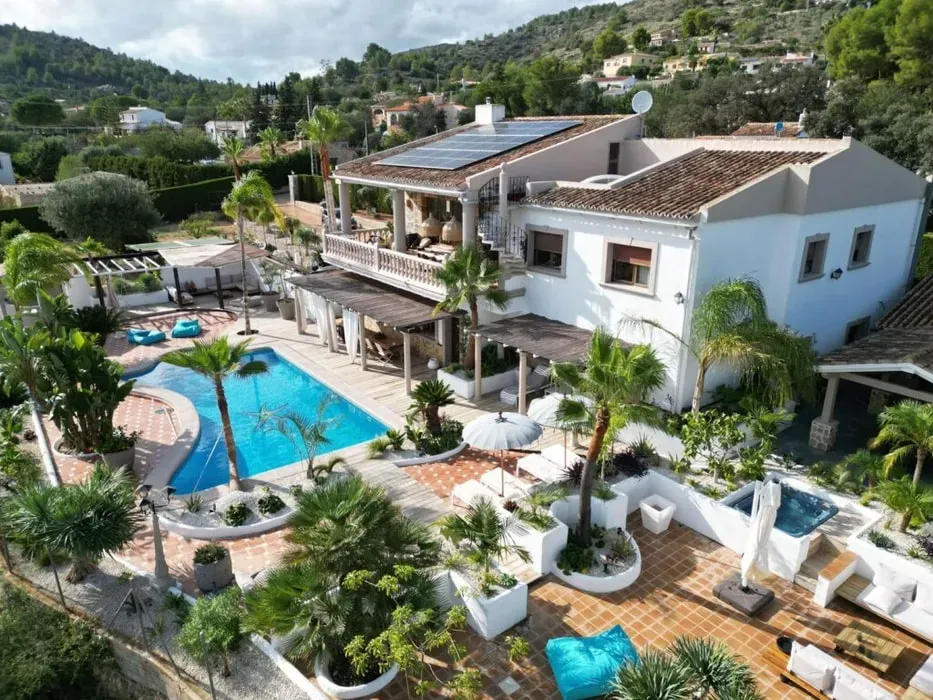 Retreats Finca Four Seasons — The center is set within a breathtaking garden oasis, providing a serene and luxurious environment for relaxation and introspection. Guests can enjoy the beauty of nature while accessing various facilities designed for comfort and rejuvenation.