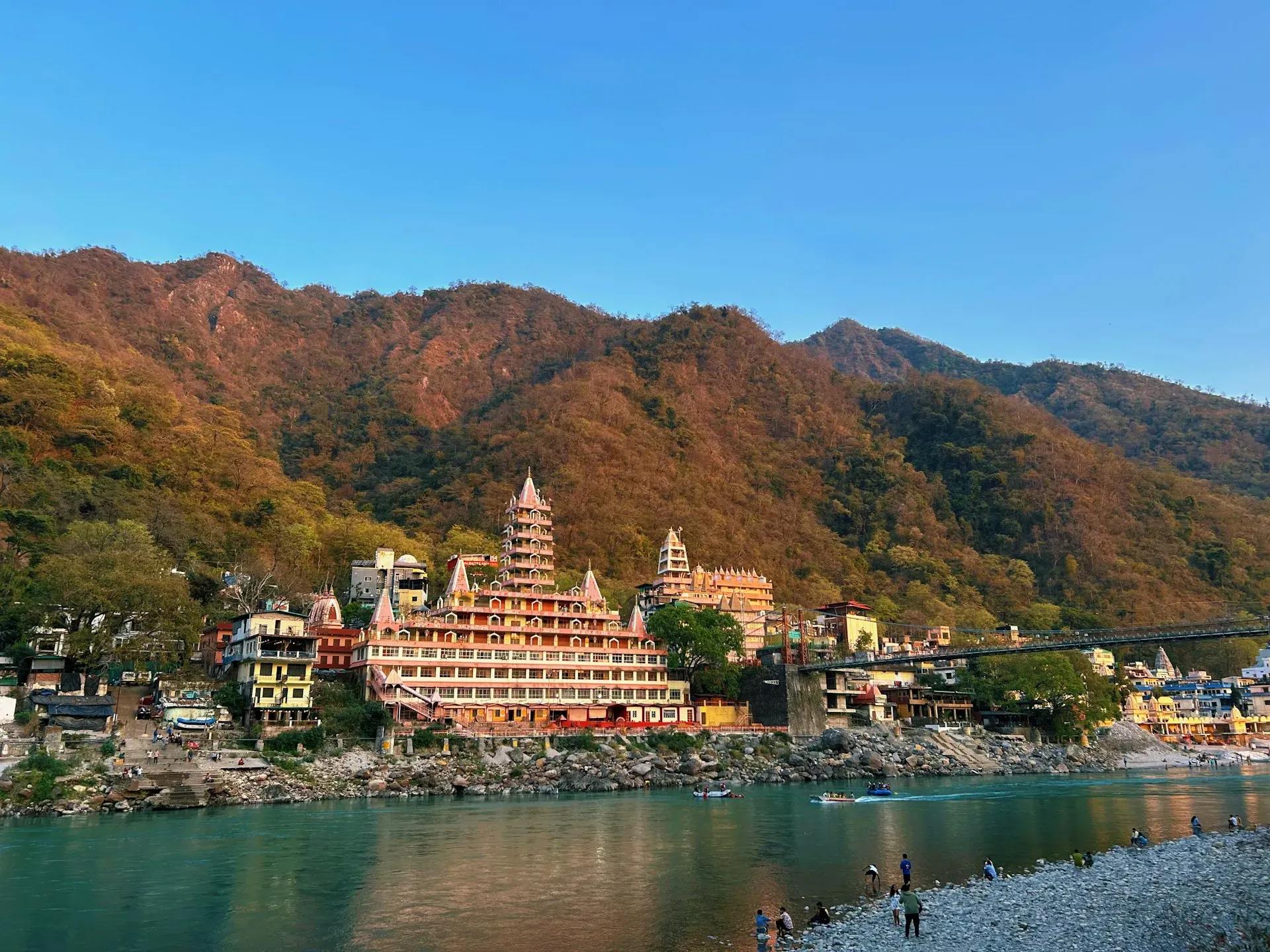 Rishikesh Adiyogi — In Upper Tapovan, the school sits along the Kunjapuri Trek By Pass in a part of Rishikesh known for yoga centers and cafés. Its dedicated practice halls and peaceful natural surroundings create a focused base for study.