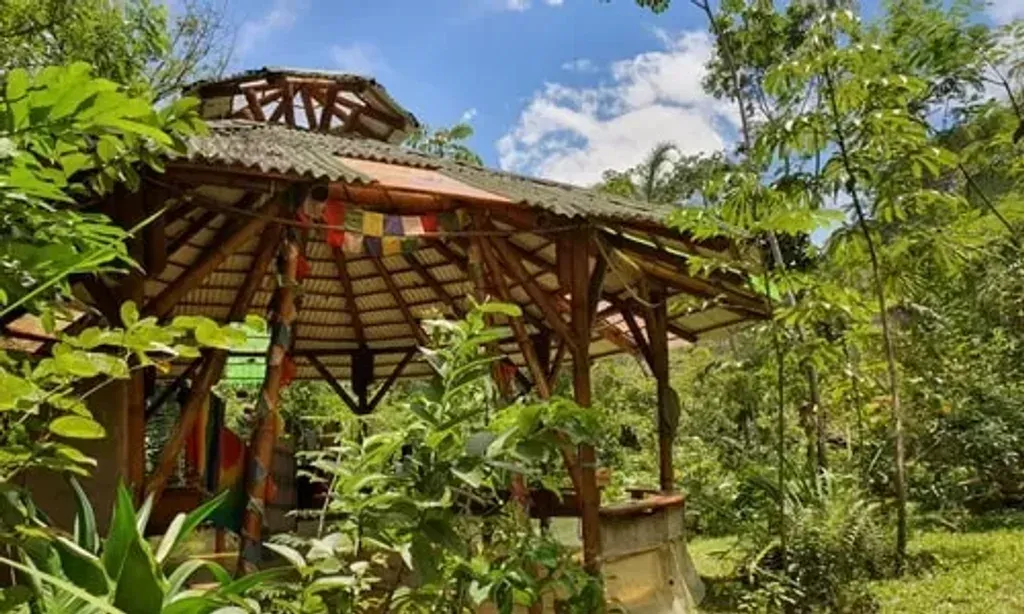 Rodayara — set within an ecological reserve in Alto Paraíso de Goiás, Mariri Jungle Lodge provides a vibrant natural backdrop. The lodge is surrounded by abundant jungle, offering a sense of tranquility and connection to the wild. A natural spring-fed pool and a Finnish sauna add to the serene atmosphere, while the presence of a wild animal sanctuary fosters a deep respect for all living beings.