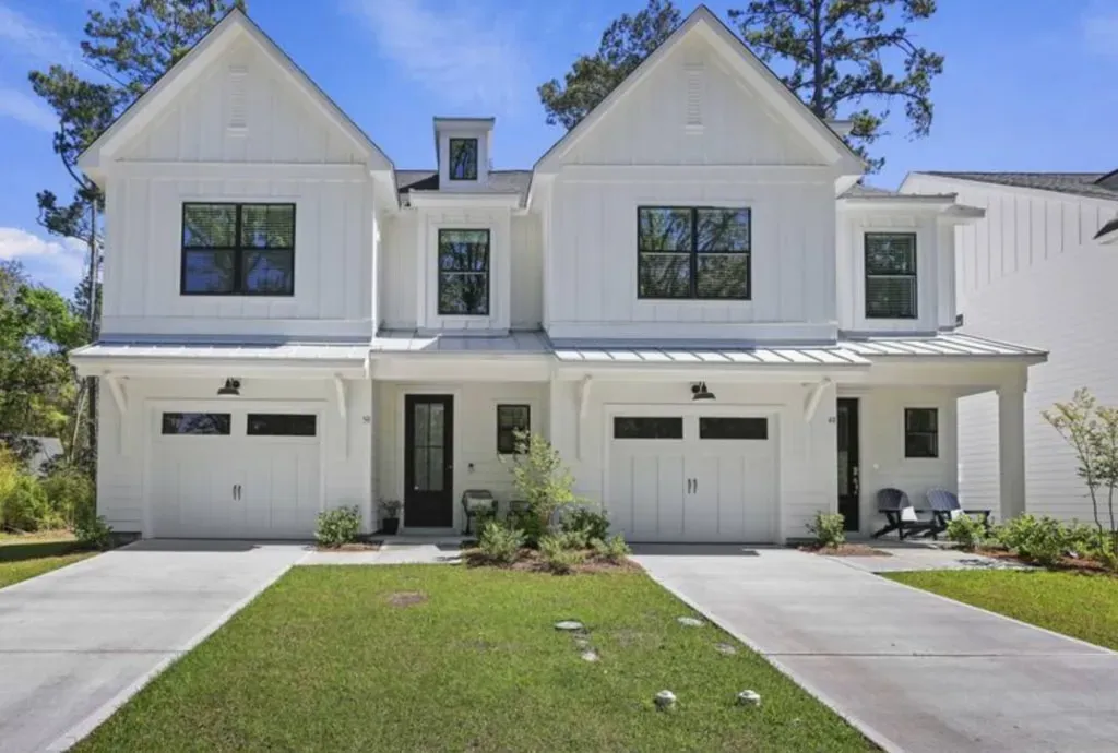 Royal Sea Retreats — Hilton Head Island provides a serene coastal backdrop for these retreats, with its lush landscapes and calming ocean breezes. The atmosphere is one of peaceful luxury, designed to facilitate deep relaxation and personal renewal amidst the natural beauty of the South Carolina coast.