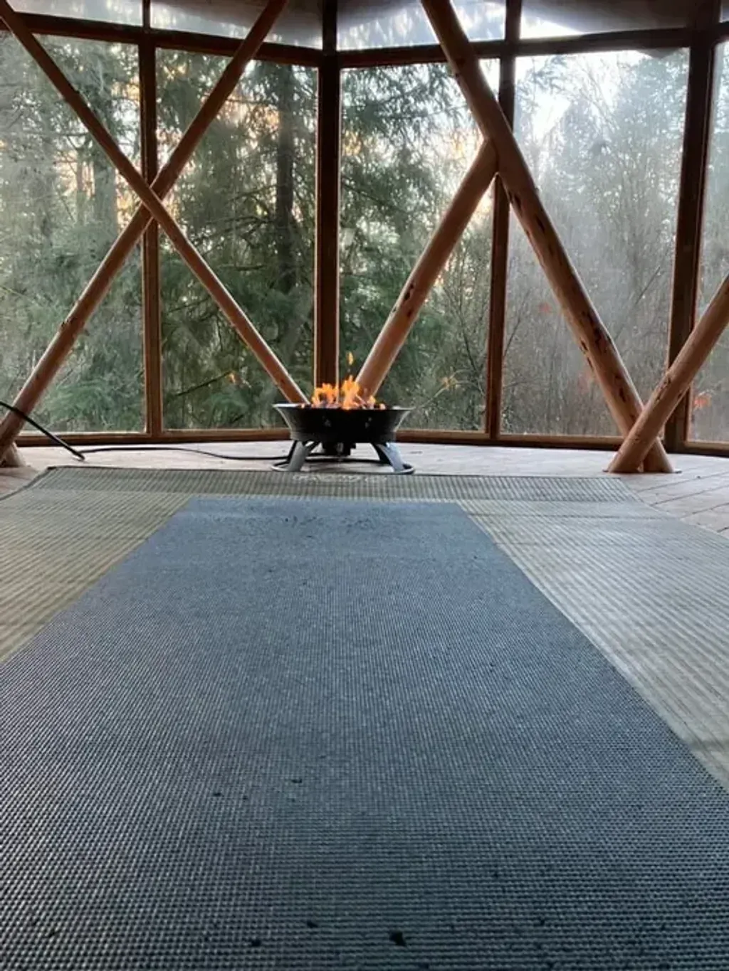 Roze Umbra — The retreat is situated on a peaceful eco-farm in Courtenay, British Columbia, surrounded by a luscious forest. Cabins and trails offer secluded spots for reflection, while the main activities take place on a unique tree platform, blending the experience with the natural environment.