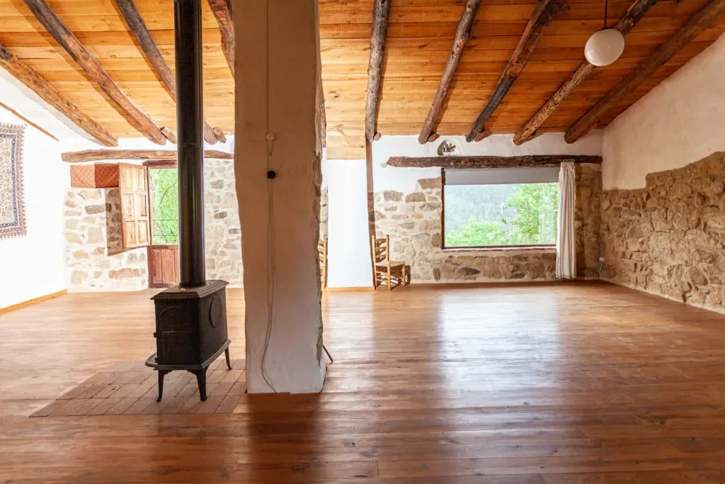 Run Zen & Bodhiyoga International — The center is situated in the beautiful valley of Olba, Teruel, Spain. The surroundings are wild and mountainous, characterized by dense pine forests. Below, the clear Mijares River flows, offering opportunities for swimming and refreshing breaks.
