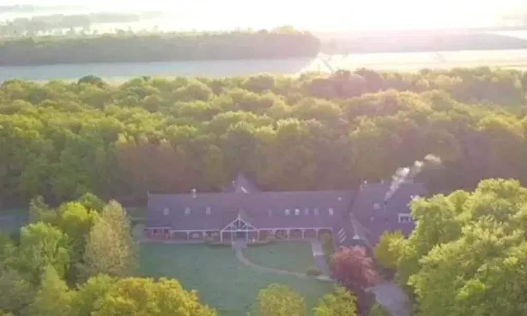 Rupda — New Eden, the venue for Rupda's retreats, is a peaceful sanctuary surrounded by 50 acres of calm and quiet land in Hemrik, the Netherlands. This natural setting provides a healing environment perfectly suited for deep dive immersive experiences, offering a serene escape from daily life.
