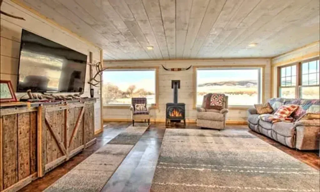 Sacred Roots Healing — The center is situated in a secluded cabin, enveloped by the majestic mountains of White Sulphur Springs, Montana. This natural environment provides a tranquil and private backdrop, ideal for introspection and quiet contemplation, far from the distractions of urban life.