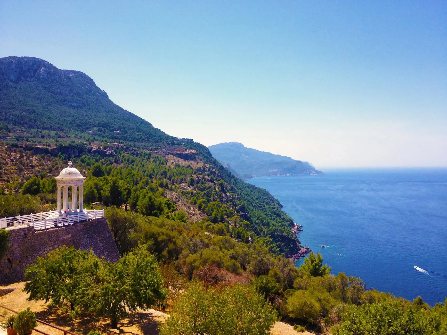 Salve Selva — Salve Selva is situated on the picturesque island of Mallorca, known for its stunning coastlines, charming villages, and mountainous interior. The specific venue details are not provided, but the island's natural beauty suggests a peaceful backdrop for contemplation and practice.