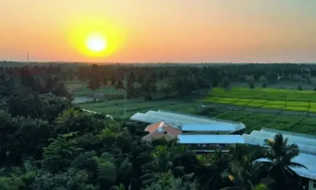 Samyak Yoga — Located in Srirangapatna, Karnataka, Samyak Yoga provides a serene and dedicated environment for deep yogic study. The setting is designed to support an immersive residential experience, allowing practitioners to fully engage with their studies away from daily distractions. The surrounding area offers a peaceful backdrop conducive to introspection and learning.