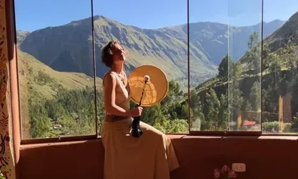 sanaturaiz — Sanaturaiz is set in a quiet, calm, and beautiful location in Coya, surrounded by majestic mountains and a flowing river. The absence of nearby neighbors ensures an intimate and private atmosphere, where the only company might be hummingbirds in the garden and horses grazing nearby.