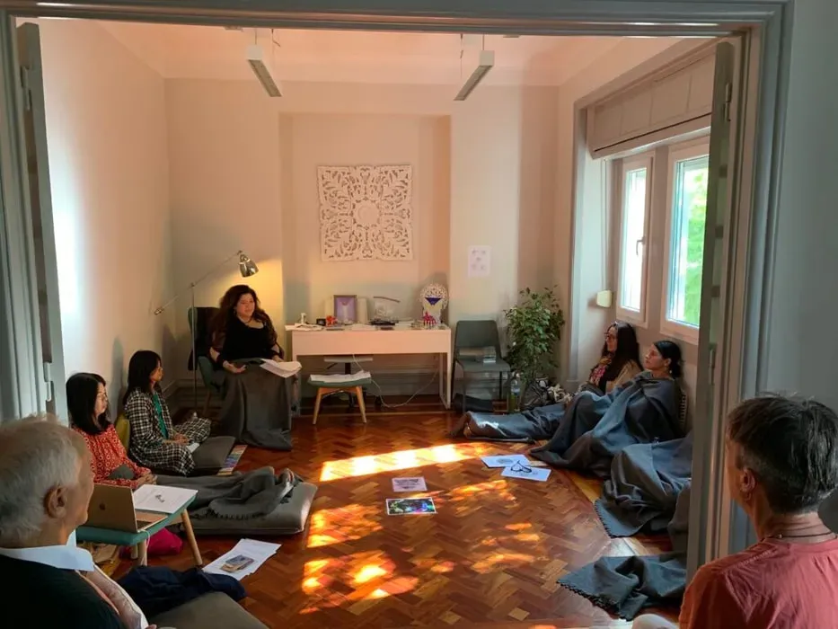Sandra Saradesi — The retreat is held at One Leaf Lisboa, a modern and serene venue situated in one of Lisbon’s most elegant and prestigious neighborhoods. The environment is designed to be peaceful and focused, supporting spiritual practices within a vibrant city context.