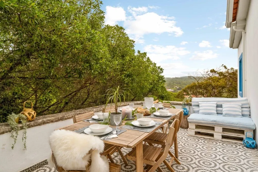 Sarah Soul Boss — Located in the stunning Sintra Natural Park, just 35 minutes west of Lisbon, Sarah Soul Boss is a true paradise. The 3,000-square-meter property is a lush haven, boasting fragrant eucalyptus trees, majestic palms, and a lovingly tended vegetable garden. The serene atmosphere is complemented by the proximity to Praia Grande beach, with local restaurants, cafes, and a supermarket all within a 10-minute walk.