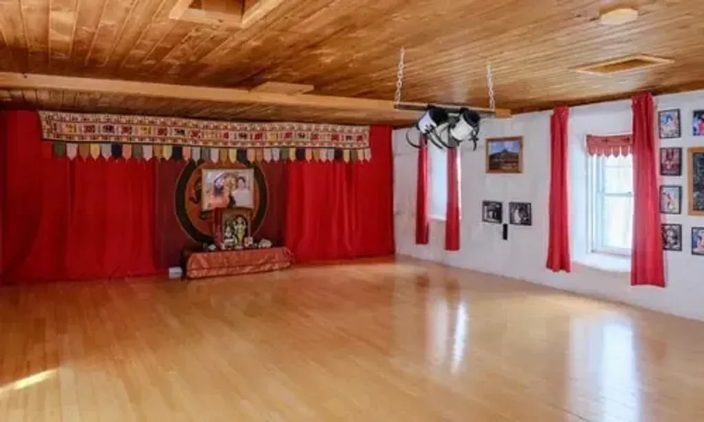 Sat Manav Yoga Ashram — The ashram is situated in a rural area of Farmington, Maine, surrounded by nature. This secluded setting provides a peaceful backdrop for deep practice and introspection, away from the distractions of city life. The emphasis is on a simple, harmonious existence that supports the Yogic path.