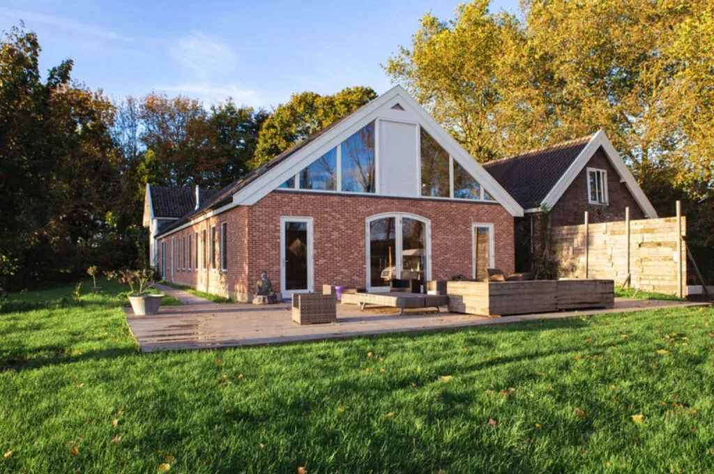 Sattvaya — The center is located in a beautiful Dutch farmhouse, set within a typical Dutch landscape. It offers a spacious and nicely decorated ceremony room, a large living area with a kitchen, and a big garden with ample walking space around the farmhouse. This countryside setting provides a peaceful and natural environment, just a short drive from Amsterdam.