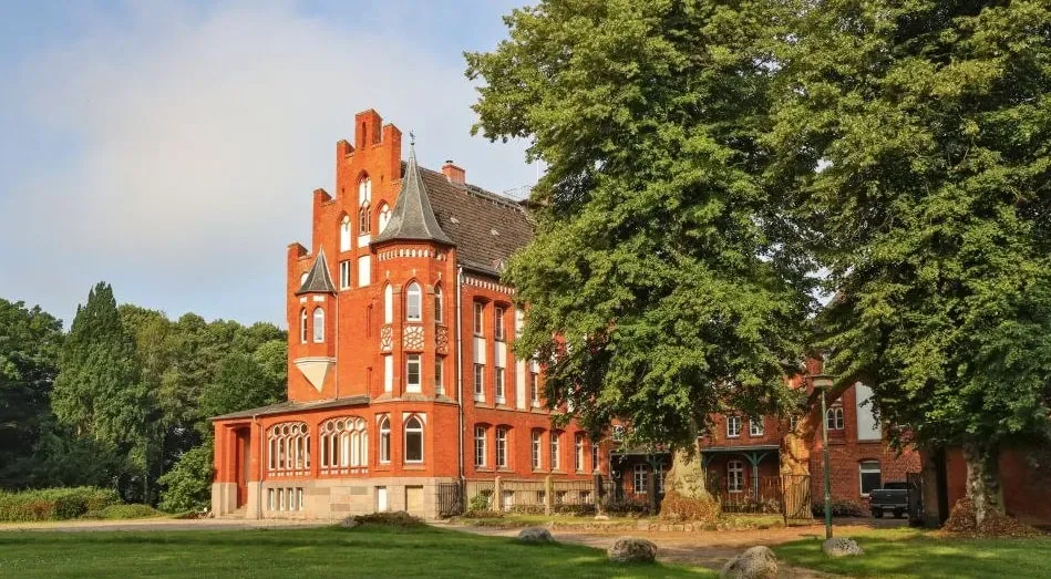 Schloss Kalkhorst — The retreat is set within a historic castle, offering a blend of architectural grandeur and natural beauty. The surroundings provide a peaceful and inspiring environment, well suited to quiet contemplation and mindful practices.