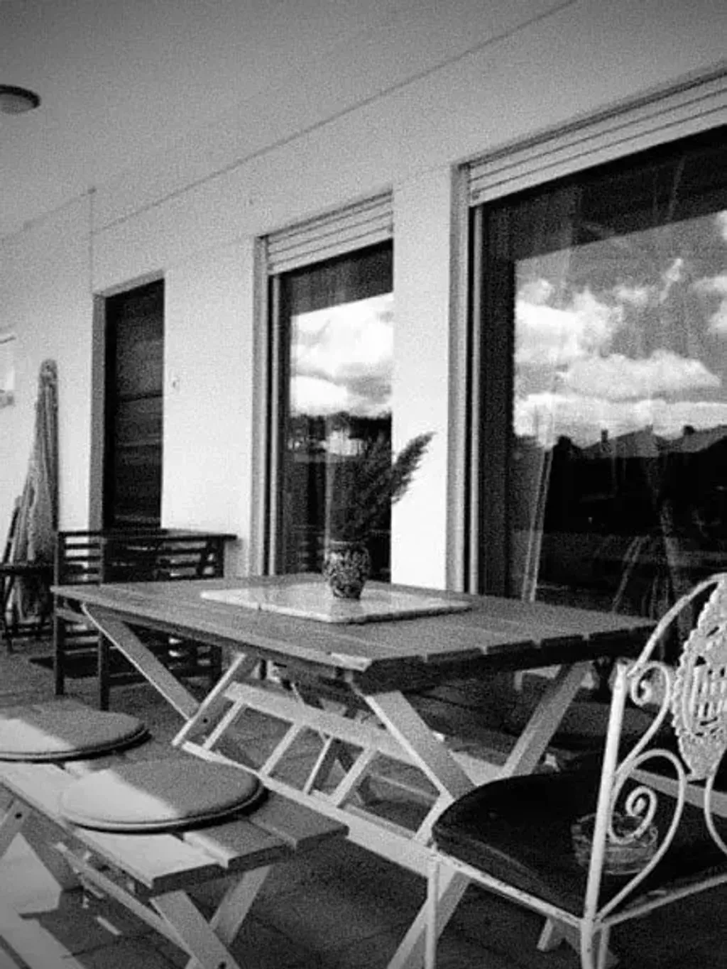 Segunda Casa — The center is situated in the peaceful Portuguese locality of Magoito, a mere half-hour drive from the bustling city of Lisbon. It's set amidst nature, with the refreshing proximity of the sea, creating an ideal environment for both relaxation and creative pursuits. The atmosphere is one of calm and inspiration, well suited to focused work and communal sharing.