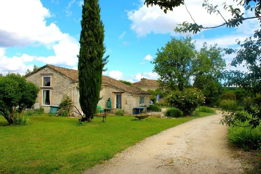Séjours cuisine et massages — Located in the serene Lot region of France, the center is surrounded by peaceful gardens and the natural beauty of the countryside. This tranquil setting provides an ideal backdrop for relaxation, creative expression, and reconnecting with oneself away from the hustle and bustle of daily life. The atmosphere is designed to be nurturing and inspiring.