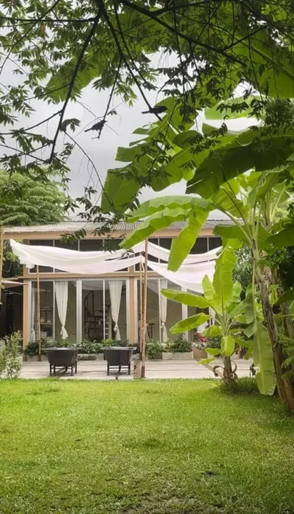 Serene Space — The Vedana Wellbeing Event Space provides a calm and focused environment within the bustling city of Bangkok. While not a sprawling natural landscape, its central location offers convenience and accessibility, allowing participants to easily integrate retreat experiences with urban life.