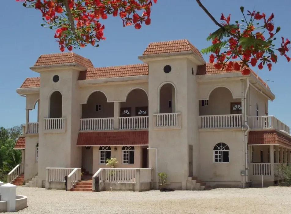 Serenity Sands — Serenity Sands is situated in a quiet area, enveloped by nature on the picturesque bay of Corozal. The environment is characterized by its tranquil atmosphere and the stunning turquoise waters of the bay, creating an ideal backdrop for relaxation and reflection.