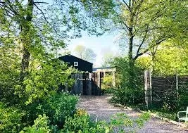 Shamawomb — Shamawomb is situated in Scharendijke, a village in the picturesque Zeeland province of the Netherlands. The area offers a tranquil backdrop for introspection and healing, providing a peaceful escape from daily life. The center is easily accessible, with clear directions provided to ensure a smooth arrival.