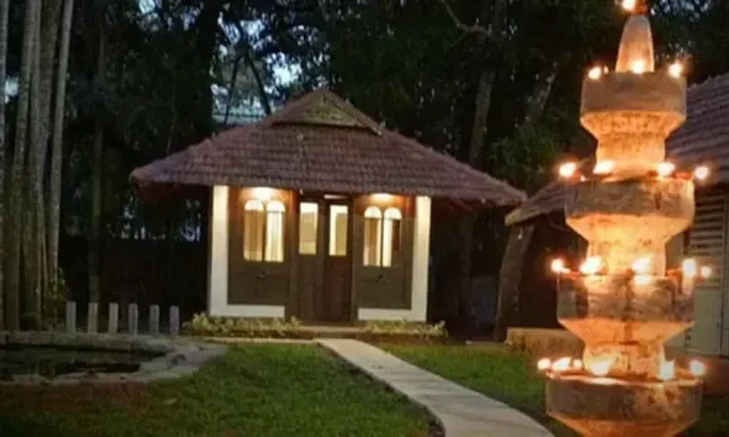 Shantitheeram Ayurveda — Shantitheeram is situated in Puthanangadi, on the western edge of Kumarakom, offering an idyllic location beside the widest expanse of Vembanad Lake. This significant part of the Kerala Backwaters is renowned for its picturesque landscapes, vibrant ecosystem, and a network of interconnected canals, creating a truly tranquil and natural atmosphere.