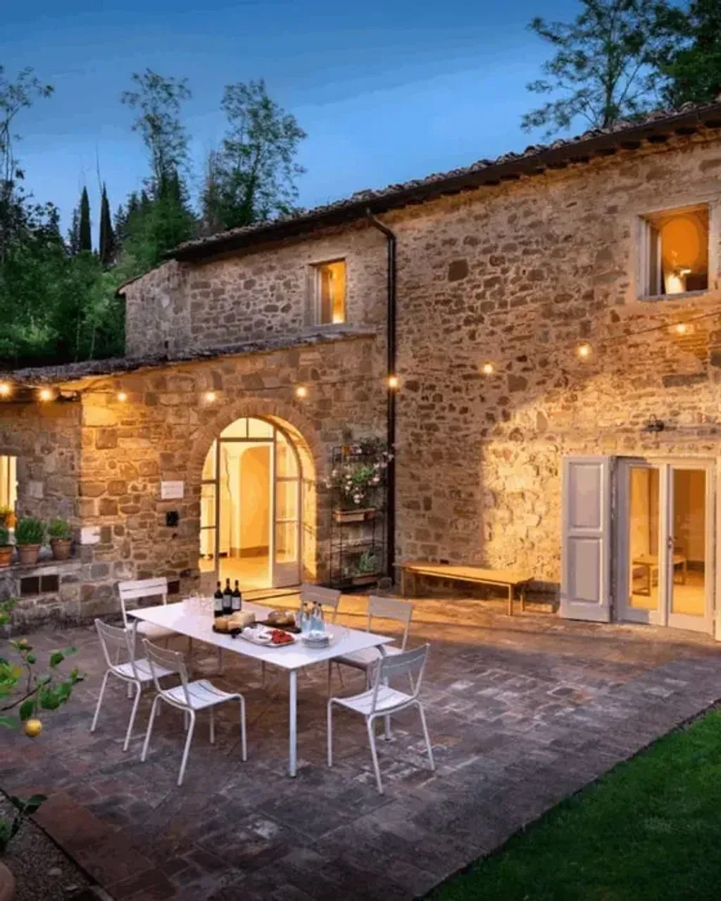 Shauna Stewart, Pleasure Atelier — The retreat unfolds across two iconic Italian locations: the historic, artistic heart of Florence and a spacious private villa set amidst the tranquil, rolling farmlands of Tuscany. The villa offers complete serenity and privacy, exclusively reserved for the group, creating an atmosphere of effortless ease.