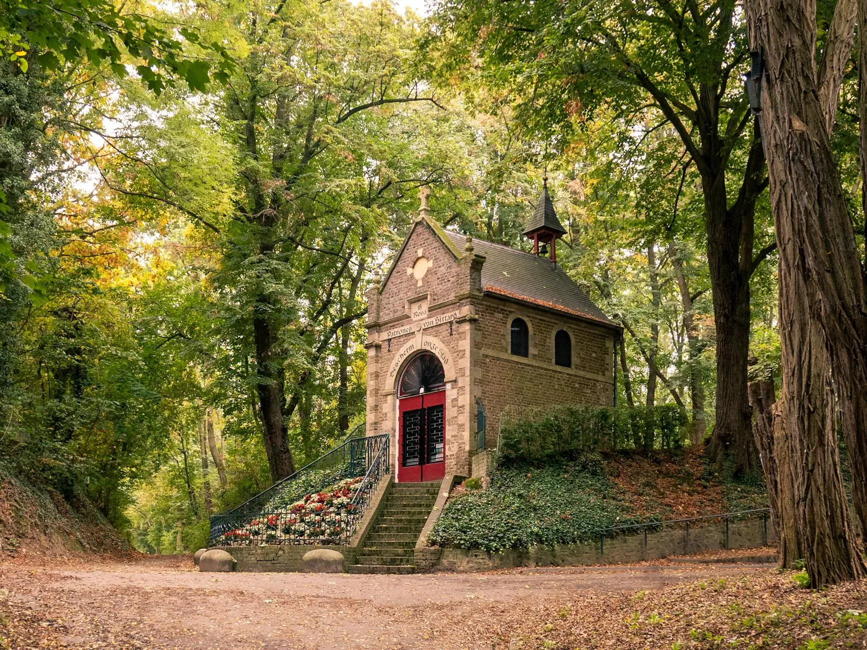 Sigma Healing — Set in the peaceful rural landscape of Kiel-Windeweer, the center provides a quiet and unassuming backdrop for introspection and personal work. The surrounding Dutch countryside offers a sense of calm and removal from the everyday hustle, conducive to deep reflection.