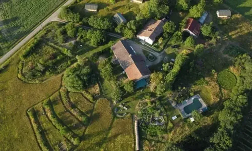 Simply Canvas Farm — Simply Canvas Farm is situated in the tranquil Dordogne region of France, surrounded by natural beauty. The atmosphere is peaceful and conducive to reflection, with permaculture gardens adding to the serene, earthy feel of the venue.