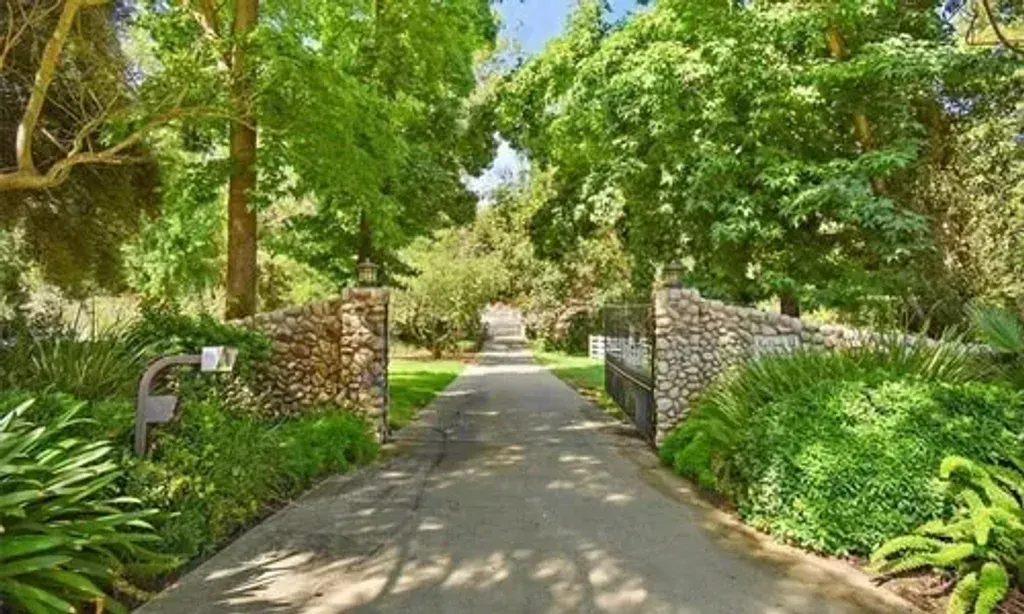 SoCal Wellness Retreats — Located in Temecula, California, the center provides a serene environment conducive to relaxation and self-discovery. The surrounding area offers a pleasant climate for outdoor activities and quiet contemplation.