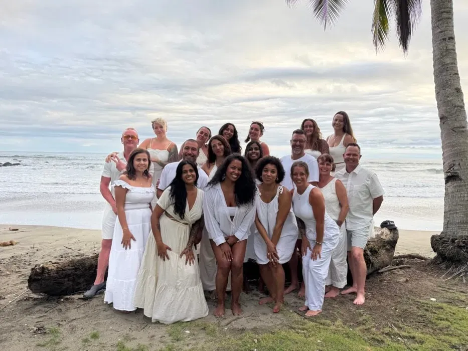 Sona Shala — The setting emphasizes a deep connection with nature, with ocean-view cabinas that blend luxury with ecological design. The environment is crafted for rest and comfort, allowing guests to immerse themselves in the natural surroundings.