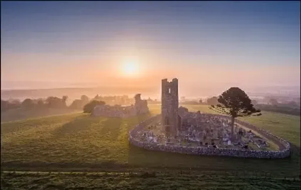 Spiritual sites of éire — The center is housed in a small stone cottage, strategically placed within County Meath's powerful landscape. It's surrounded by a wealth of ancient sites, including the famous Newgrange, Knowth, and Dowth, as well as Ringforts, Slane Castle, and the River Boyne. This setting provides a profound connection to Ireland's spiritual past and offers a serene, historically rich environment for reflection and healing.