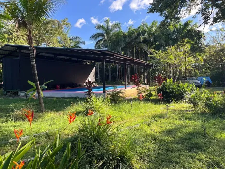 Stay True — The center is situated in Veintisiete de Abril, within the Guanacaste Province of Costa Rica. This region is known for its natural beauty, offering a tropical backdrop for a retreat focused on movement and well-being. The atmosphere is likely relaxed and connected to the local environment, given their partnerships with local businesses.